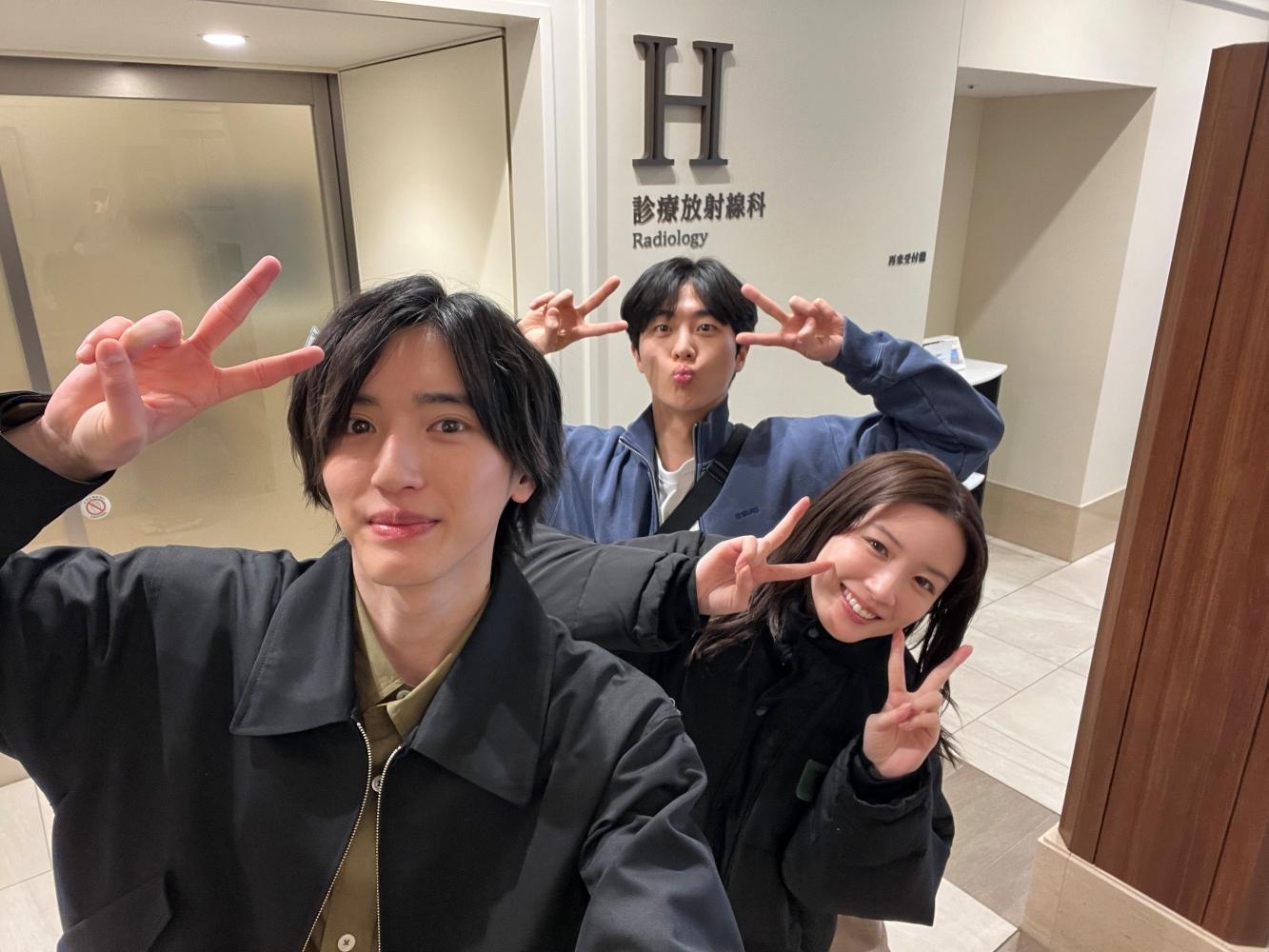 永野芽郁（右）與另一緋聞男友金武俊（中）合照。（圖／翻攝自caster_tbs推特）