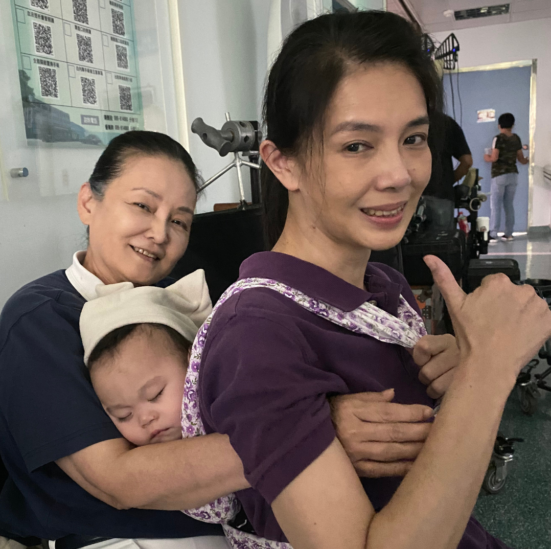 林美貞首次揹嬰,王淑娟幫當靠背。(圖/大愛提供)