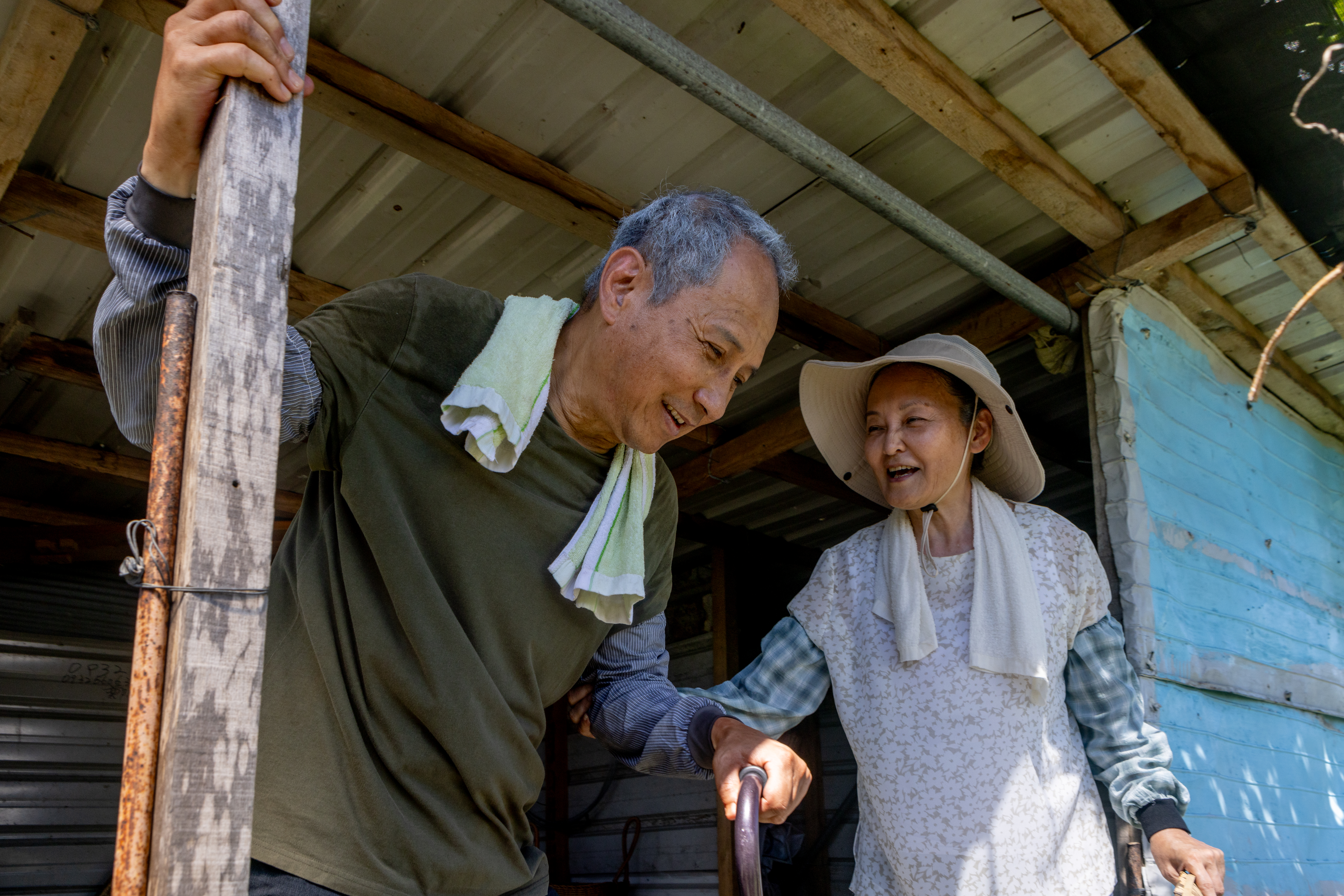 王淑娟(右)與艾偉戲裡給孩子上十二堂課。(圖/大愛提供)