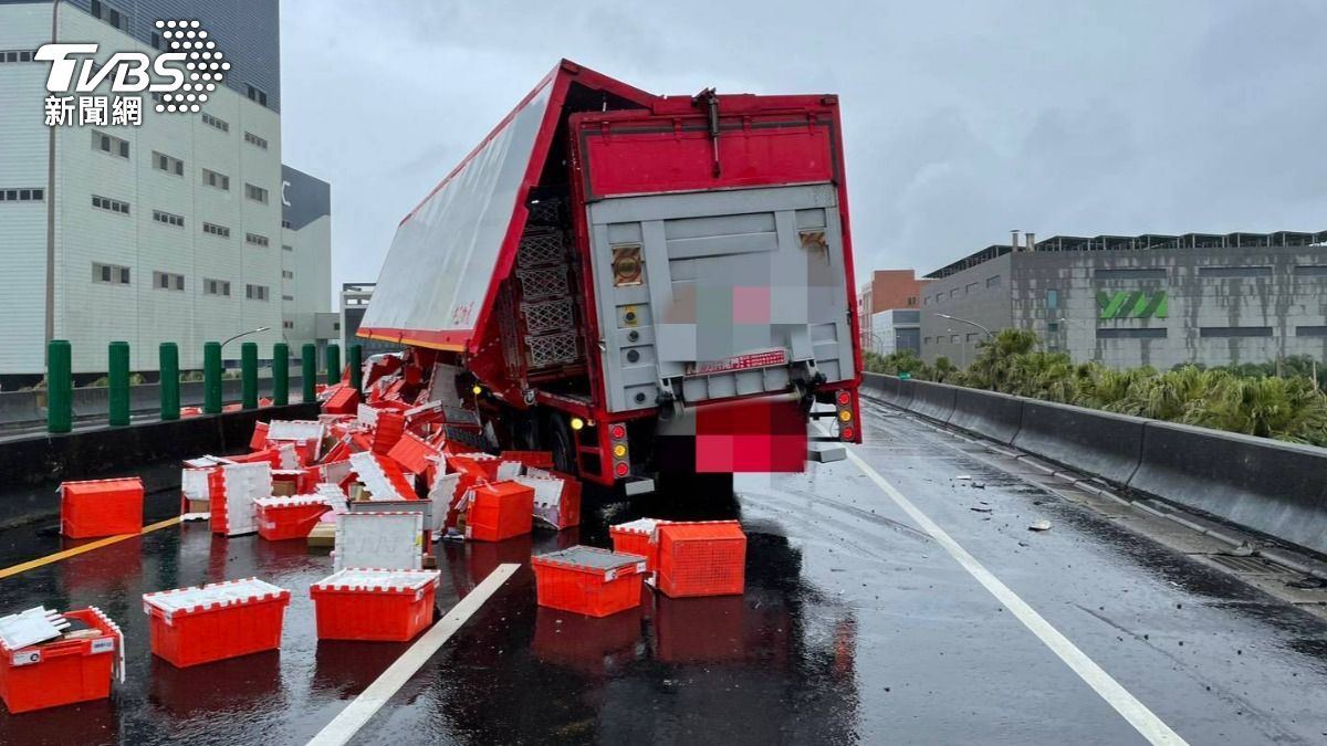 蝦皮貨物掉滿地！台61線貨車視線不佳猛撞轎車　駕駛受傷送醫