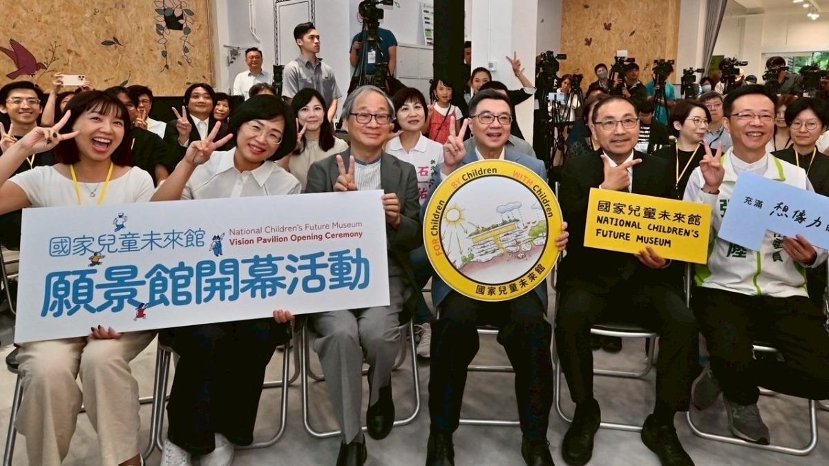 新北市長侯友宜（右2）、行政院長卓榮泰（右3）24日同框。（圖／行政院提供）