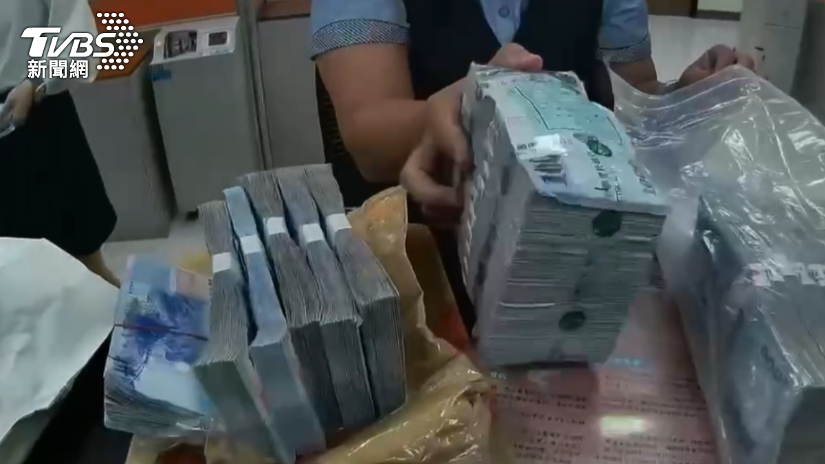 台南李先生又砸錢了！才曬6百萬現金　超市又丟416萬沒人敢撿