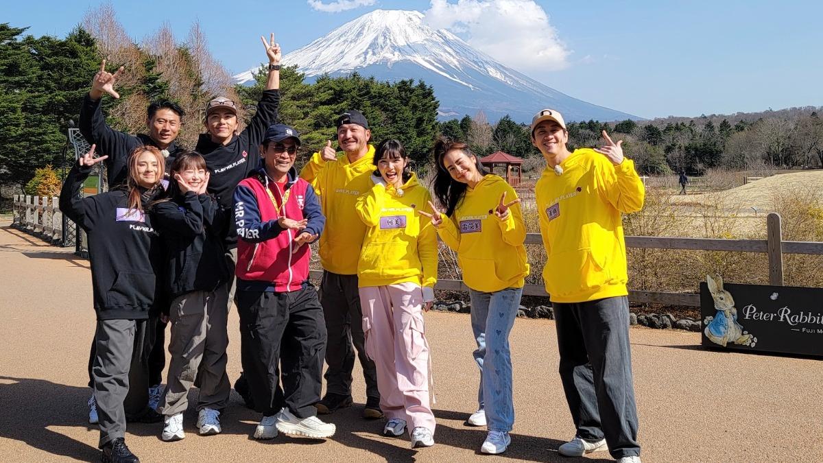 《綜藝玩很大》進軍富士山的故鄉郭靜（左起）、彭小刀、、紀卜心、坤達、吳宗憲、KID、雷艾美、何美、陳漢典。（圖／綜藝玩大提供）