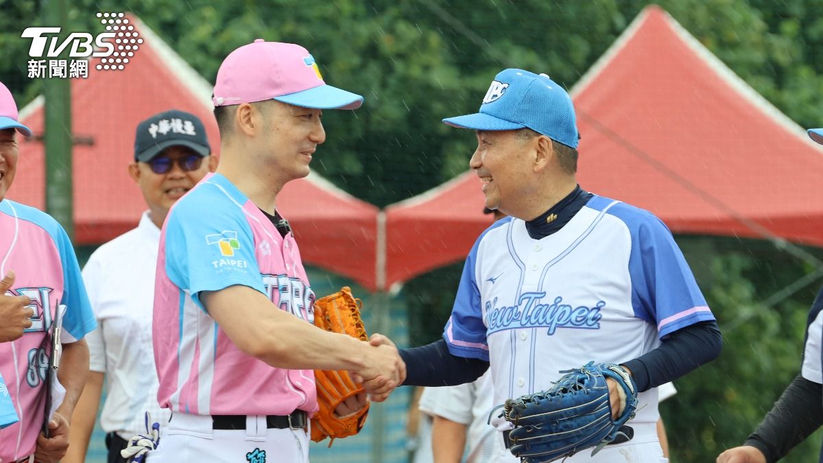 雙北市長世壯運壘球大戰　蔣萬安首局觸殺侯友宜！台北9：3勝