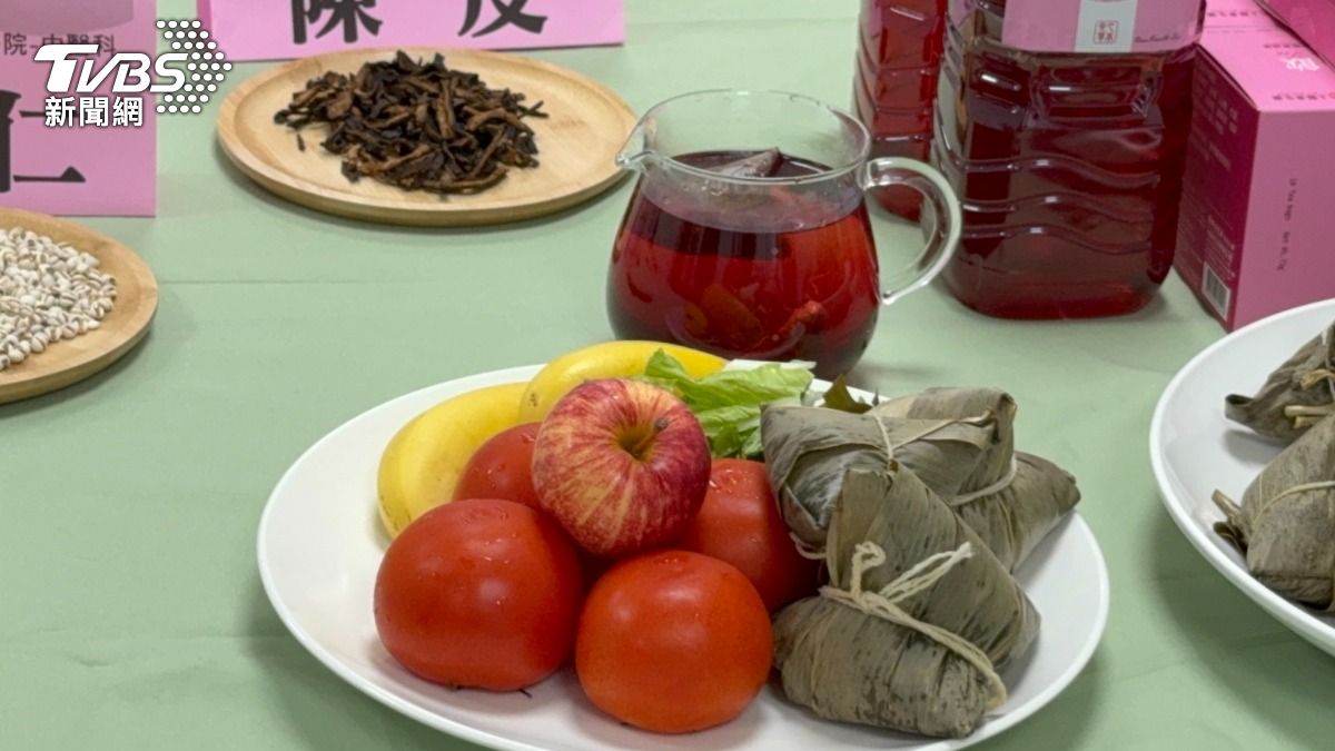 醫師建議大家吃粽子搭配蔬菜水果。(圖/TVBS)