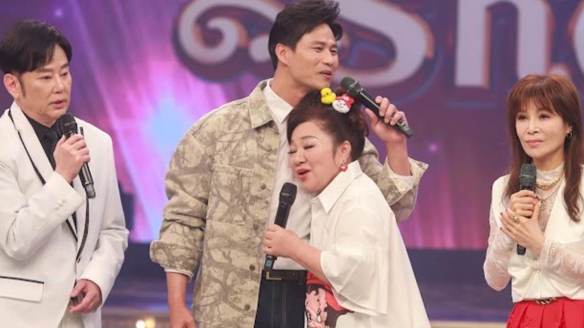 白冰冰(右二)偷抱陳國華。(圖/民視提供)