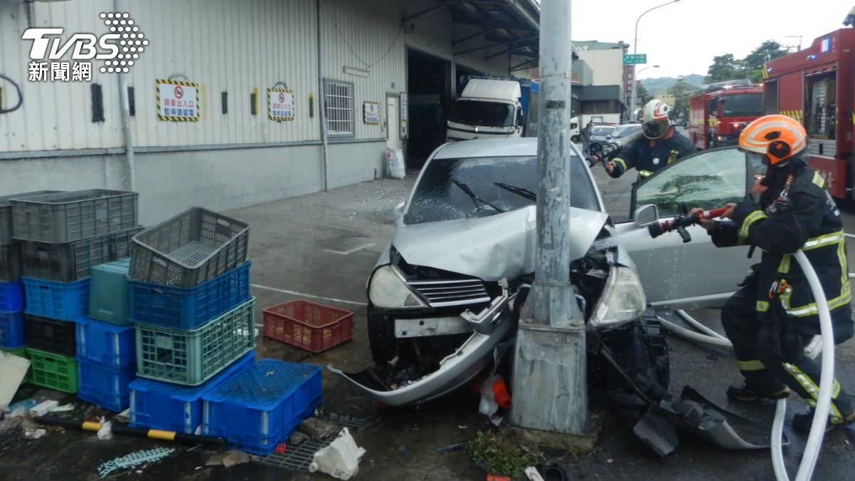 台中男開車暴走連3撞！車內搜出K他命　女外送員噴飛滾好幾圈