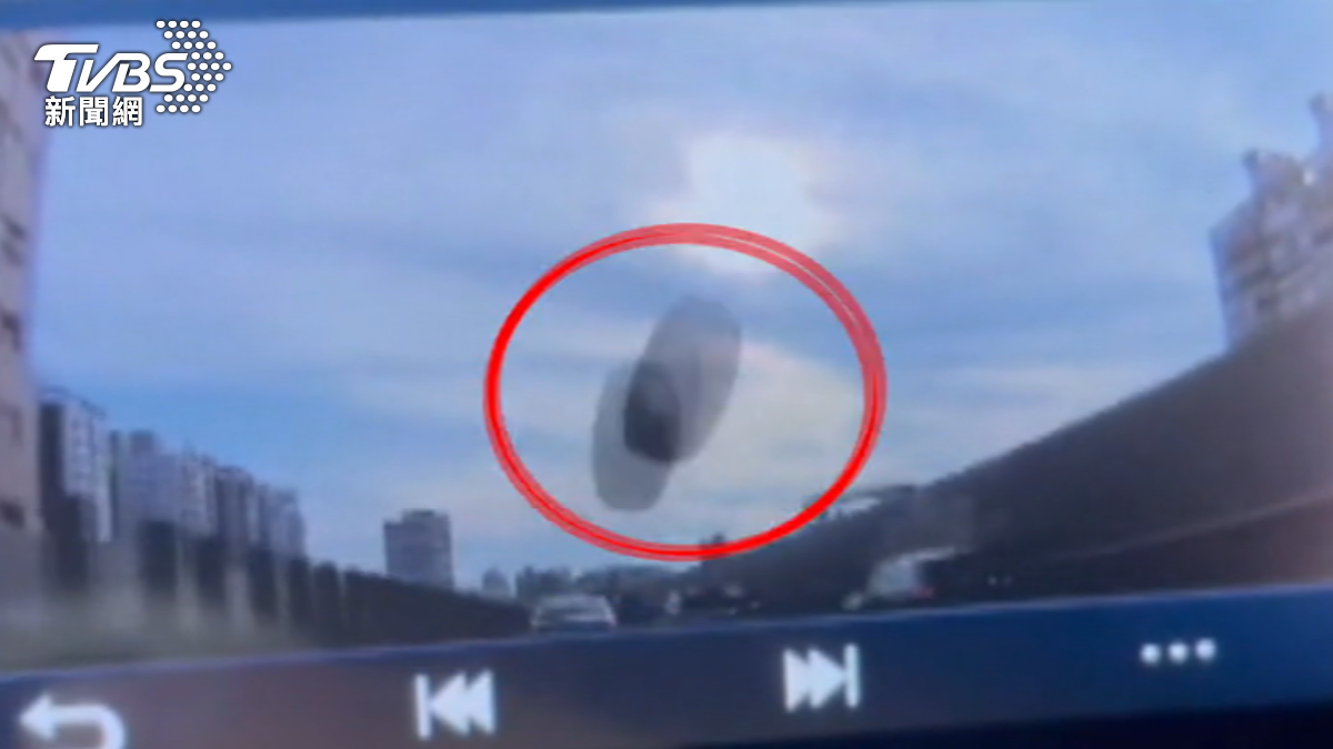 台88驚險瞬間！貨車左前輪突「噴飛」　彈跳砸壞對向2車