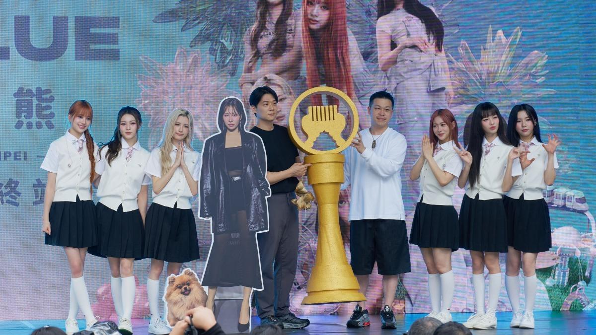 NICO（左起）、許媛媛、毓、于傳勇、製作人謝倫、XXIN、采甄、AYEON。（圖／天空娛樂提供）