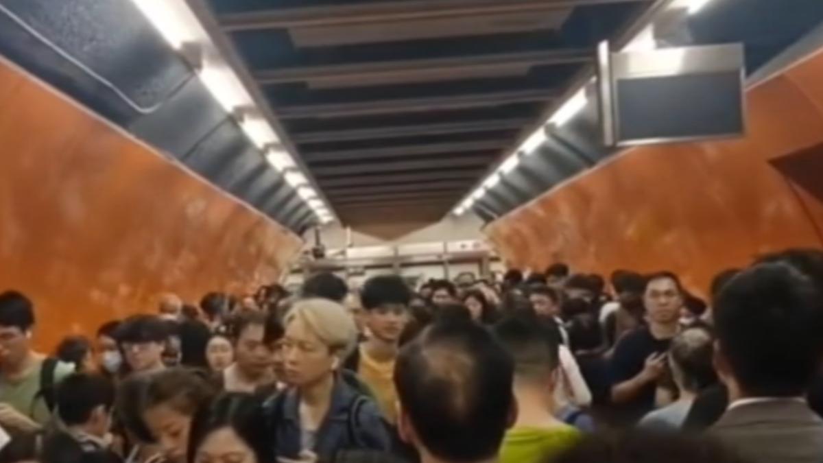 港地鐵又癱瘓　尖峰時刻停5小時　乘客怒吼