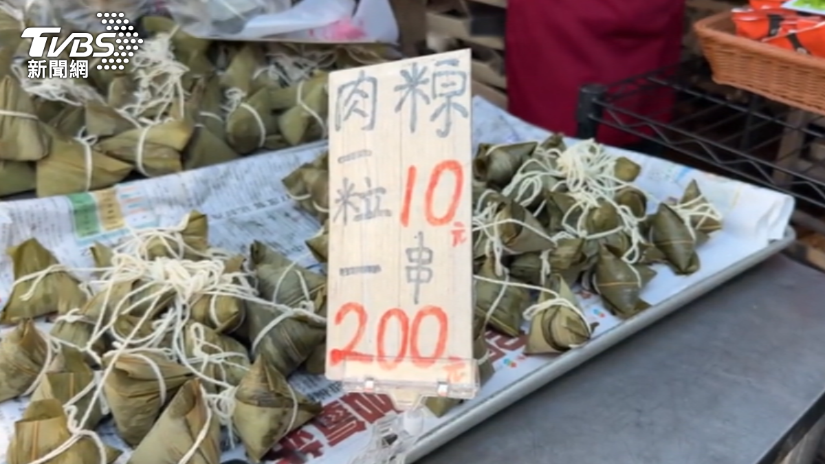 1顆粽子10塊錢　裡面包蝦米菜脯炒肉+雪蓮子
