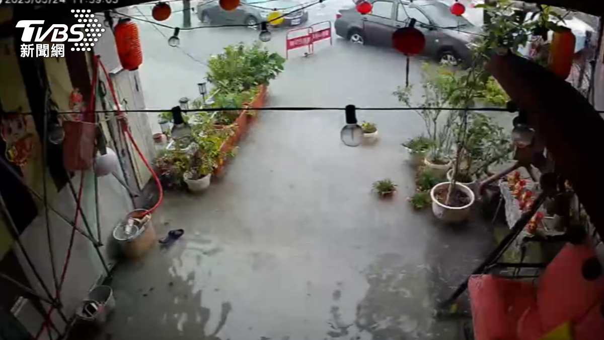 雨炸豐原后里　早餐店騎樓積水沖倒陽傘