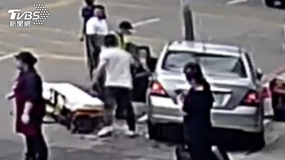 疑毒駕飆速畫面曝光　肇事駕駛受傷一度不上擔架