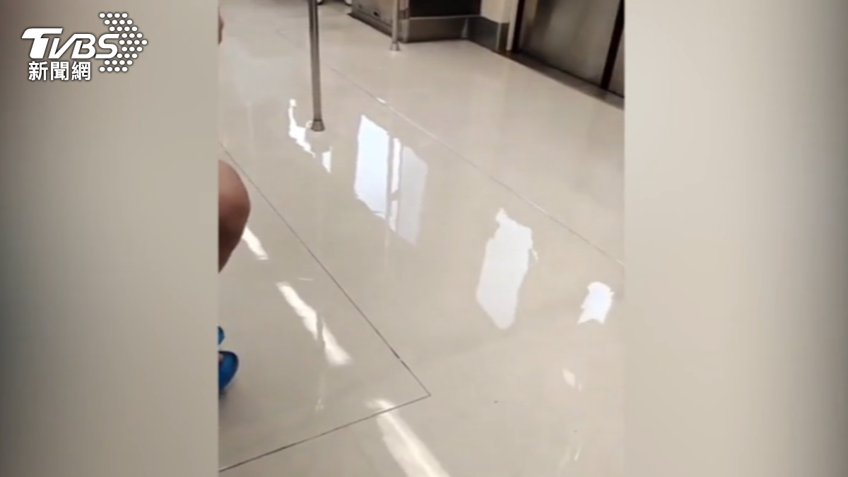 又積水！　大雨狂炸　北捷車廂又見小溪流
