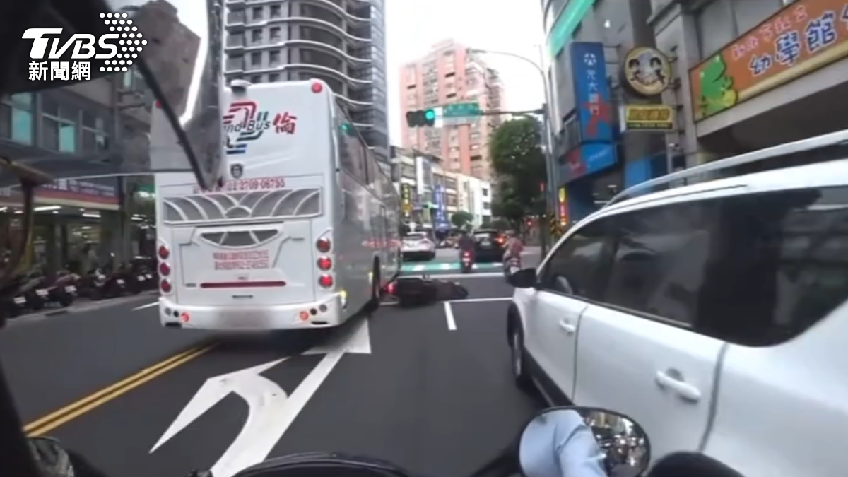 6旬婦疑「鑽車縫」撞遊覽車　險命喪輪下