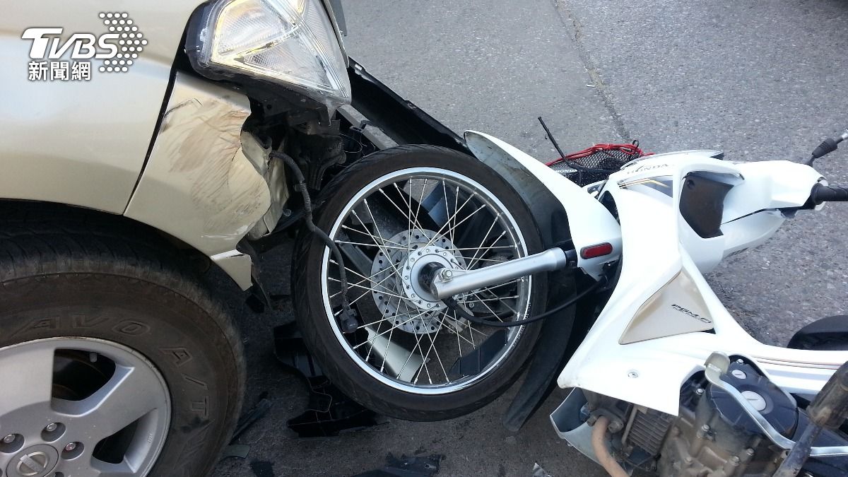 暴衝會傳染？南投50歲男沿路撞　騎士跳車躲一劫