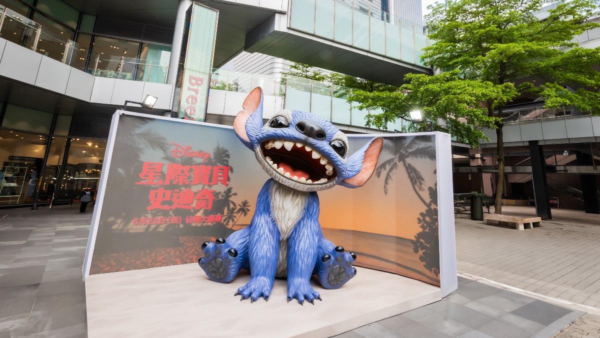 史迪奇在信義區的巨型雕像成為全新打卡景點。(圖/迪士尼提供)