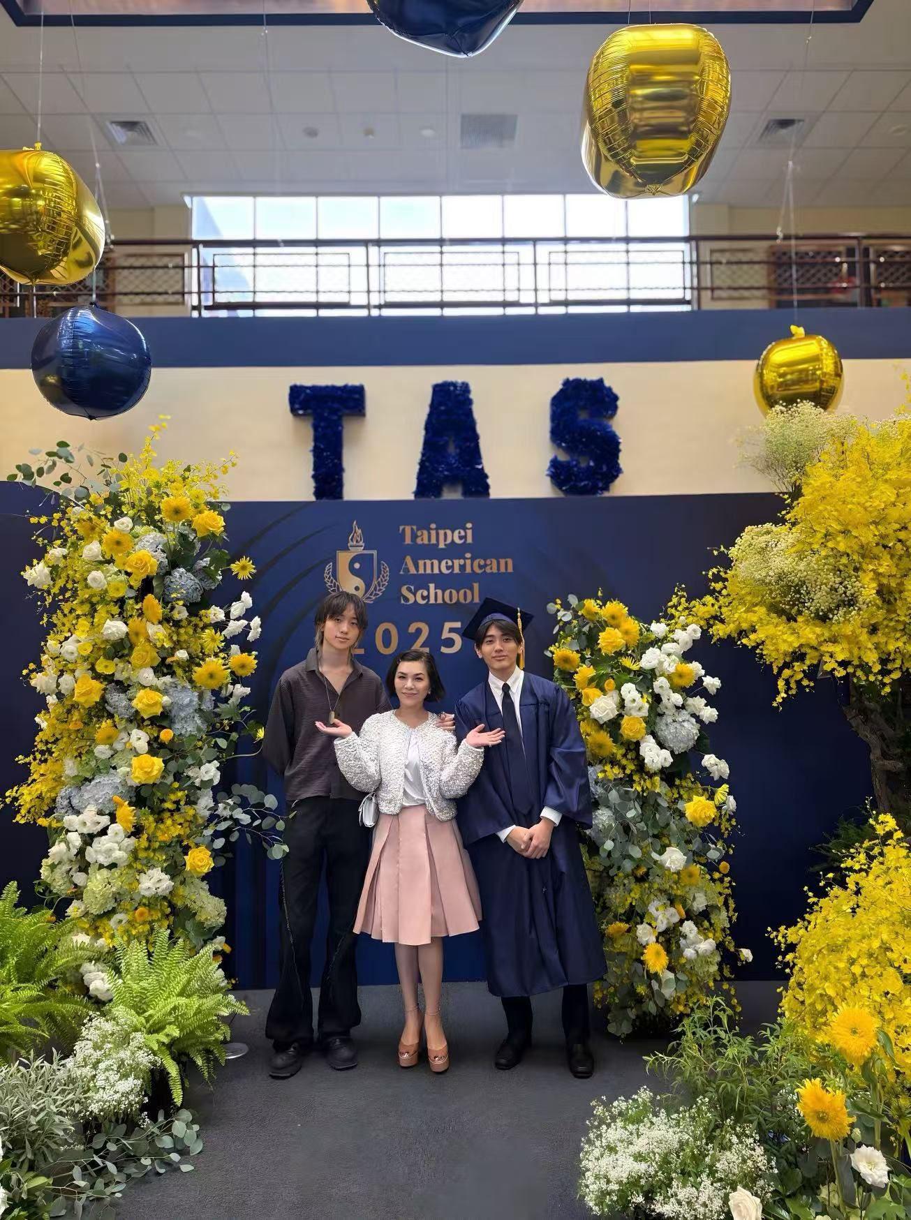 大兒子（左）也特地從紐約飛來參加，可見兄弟情深。（圖／翻攝自張清芳臉書）