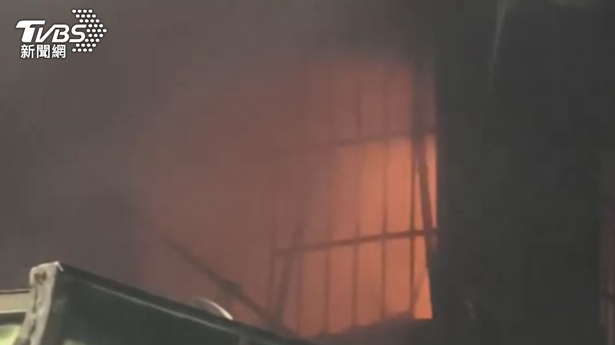 火舌兇猛不斷從屋內竄出。（圖／TVBS）
