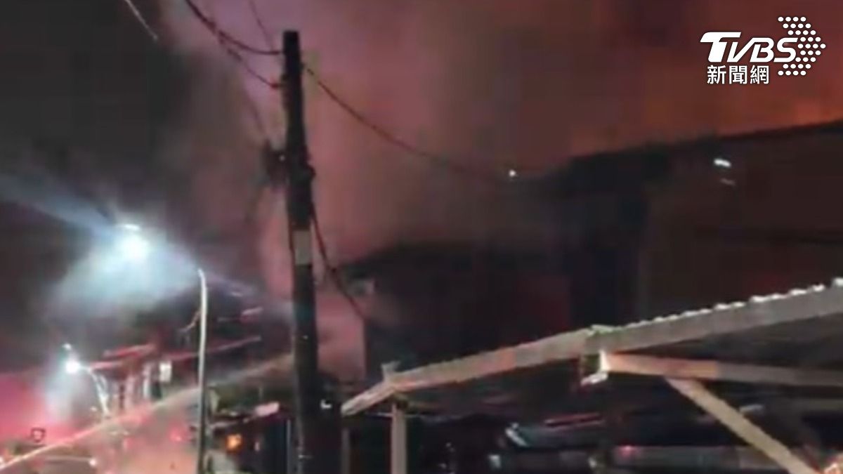 火舌兇猛不斷從屋內竄出。（圖／TVBS）