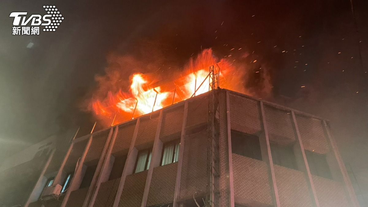 凌晨大火狂燒神明廳！桃園民宅頂樓陷火海　燒毀電器、雜物