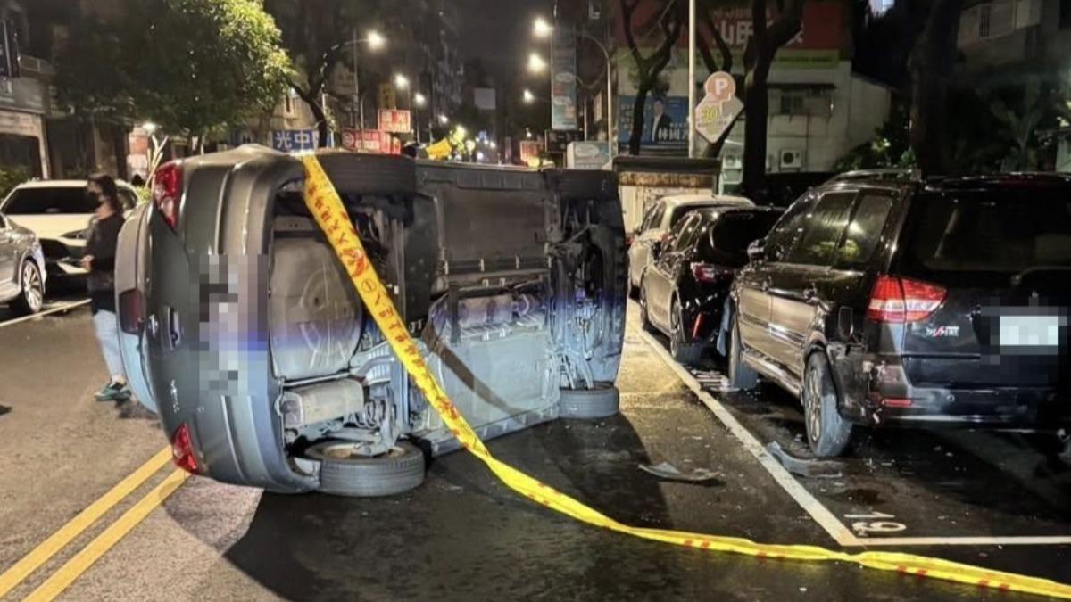 新北7旬婦自撞2車後翻車　雙手一攤：我就是沒錢，不然告我