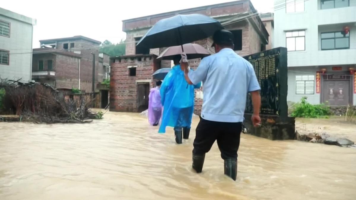 50年一遇暴雨！　安徽遊覽車內淹成水塘　重慶農舍電腦、沙發被吹飛