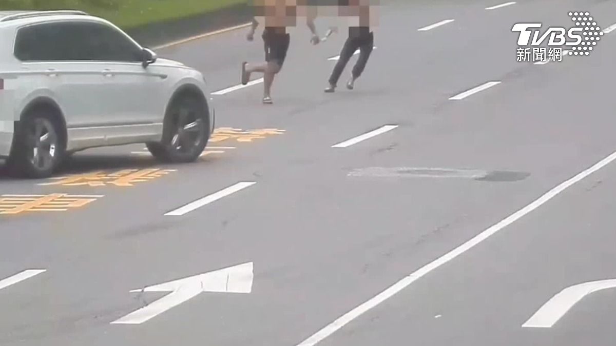 超嚇人!情侶吵架衝馬路大吼攔車　駕駛險撞急煞