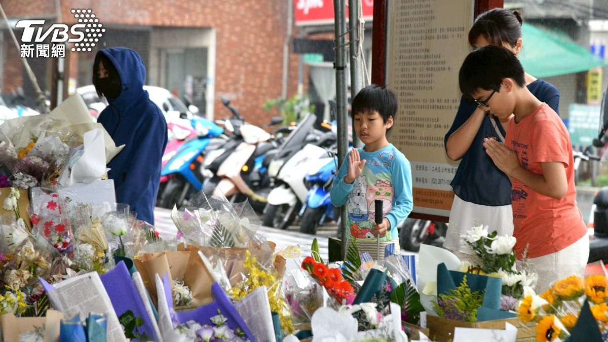 不少路過的民眾及騎士也紛紛上前獻花。(圖/胡瑞麒攝)