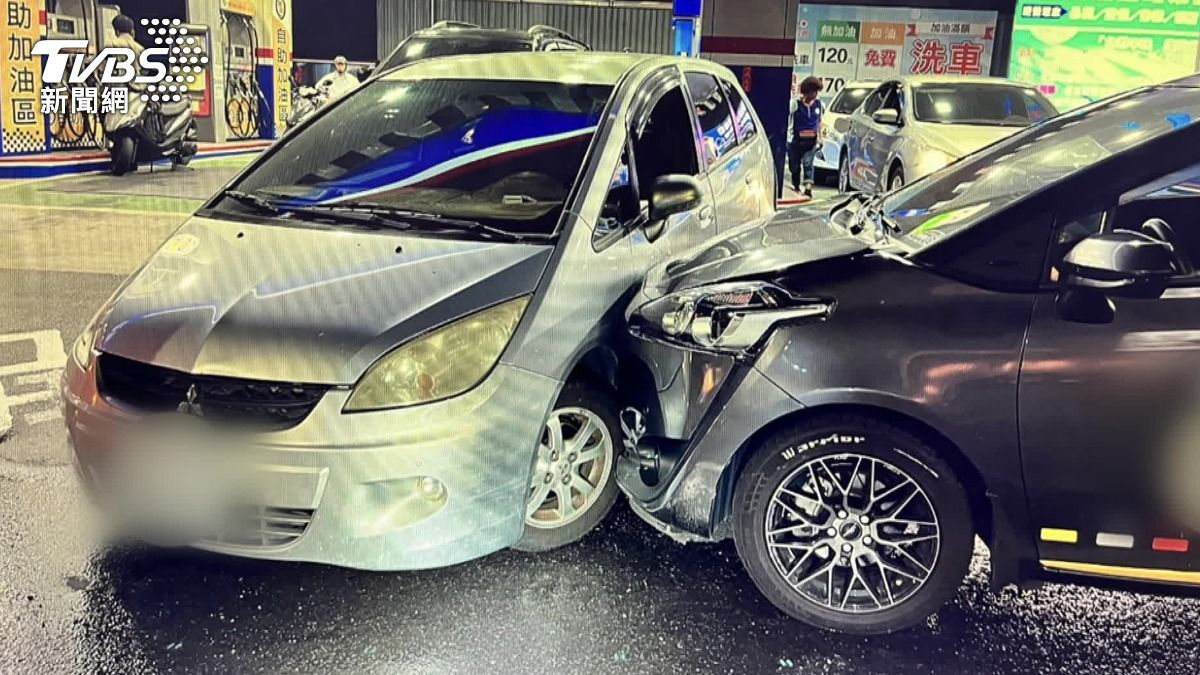 洗車插隊被罵太緊張！68歲伯「倒車衝撞」　喊：暴衝啦