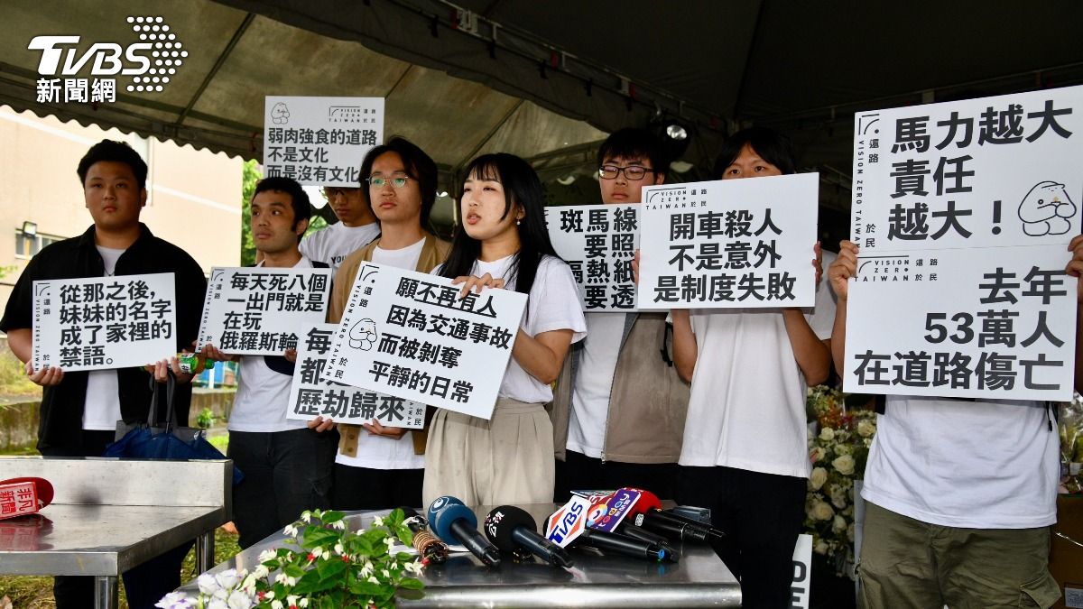 還路於民理事長吳宜蒨(右四)。(圖/胡瑞麒攝)