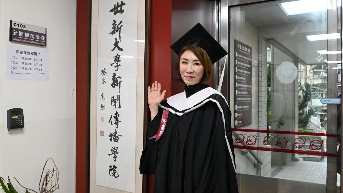 恭喜！56歲李翊君拿下碩士學位　畢業典禮獲頒「傑出表現獎」