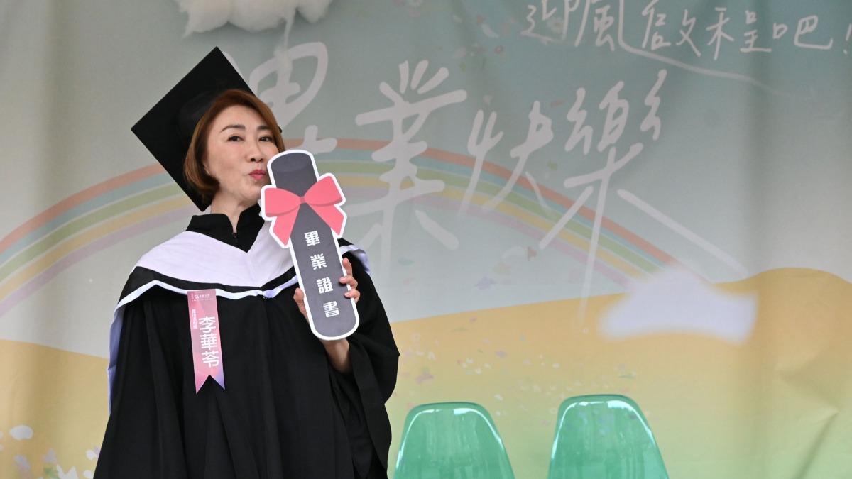 李翊君拿到「傑出表現獎」。(圖/世新大學提供)