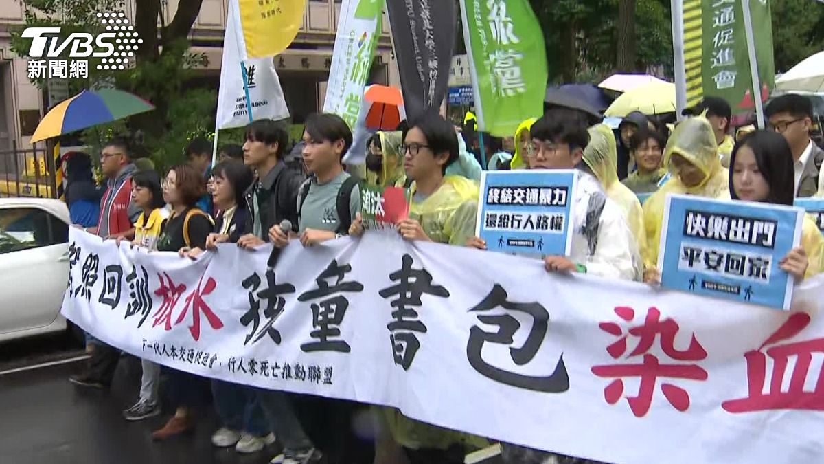 高齡換照！百位民眾上街抗議　批交通部龜速