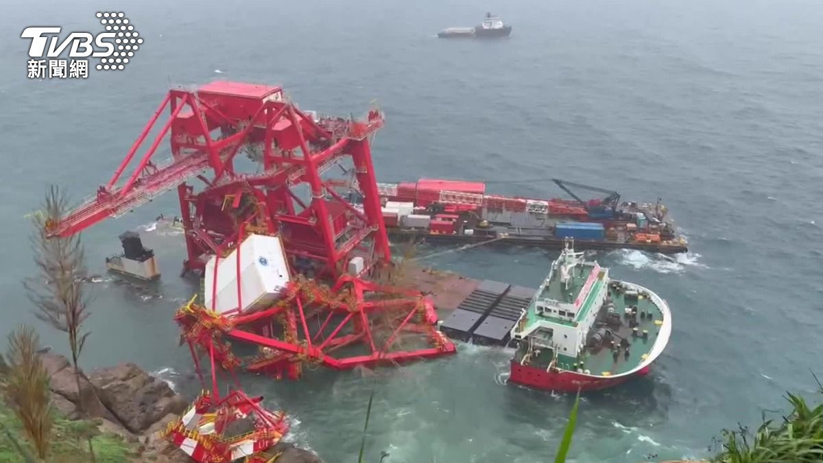 海象不佳湧大浪 欲卸除「鈺洲啟航輪」平台船竟擱淺野柳