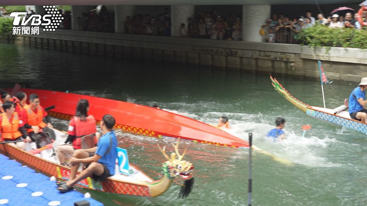 選手衝線獲勝，體力不支翻船獲滿場掌聲。（圖／吳奎炎 攝）