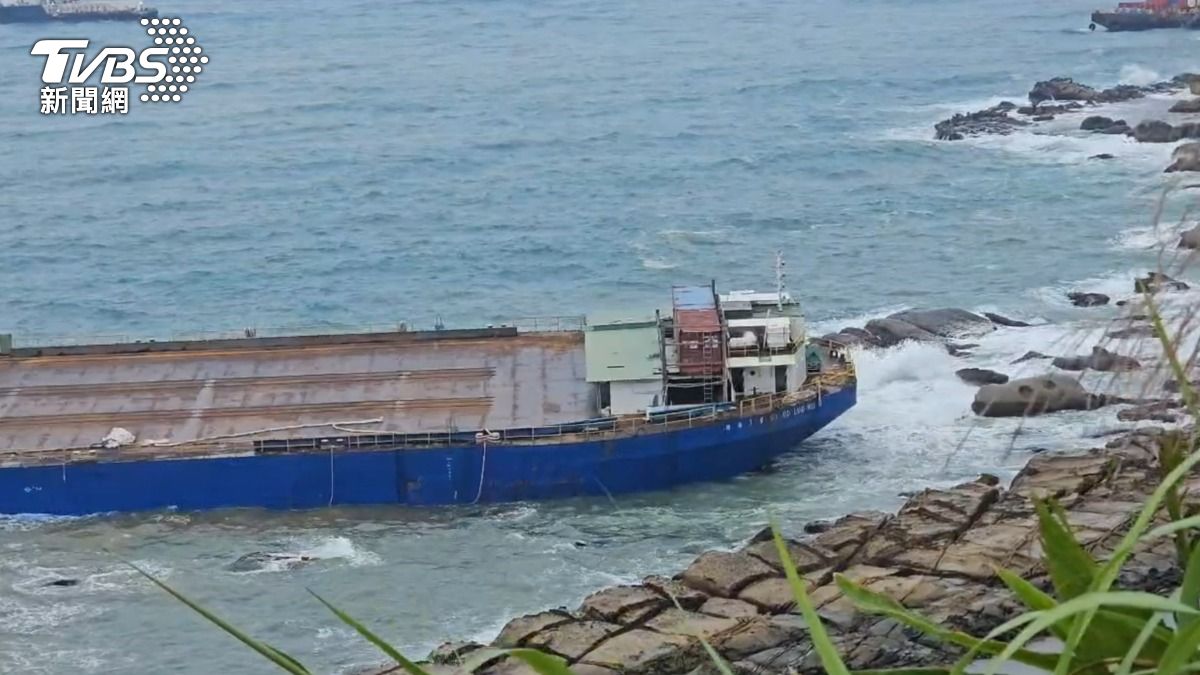 「陸海3號」運輸駁船於24日因湧浪強勁導致斷纜漂流。(圖/TVBS)