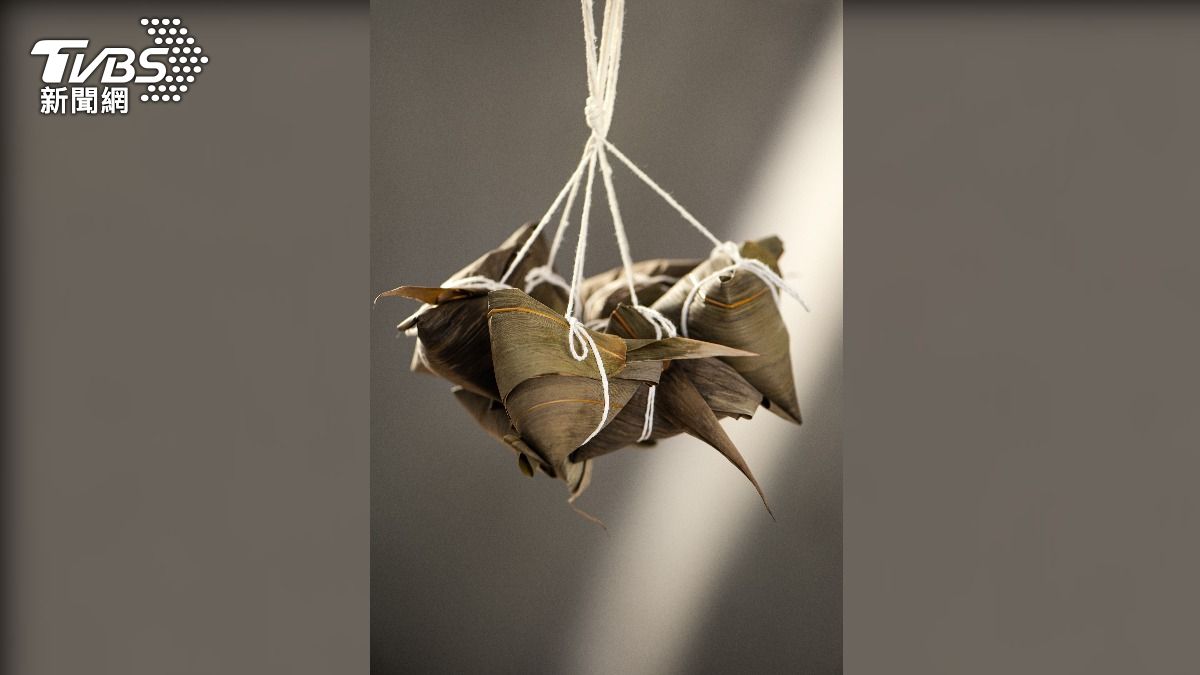 網友認為，不能送人「一整串」的粽子。（示意圖／shutterstock 達志影像）