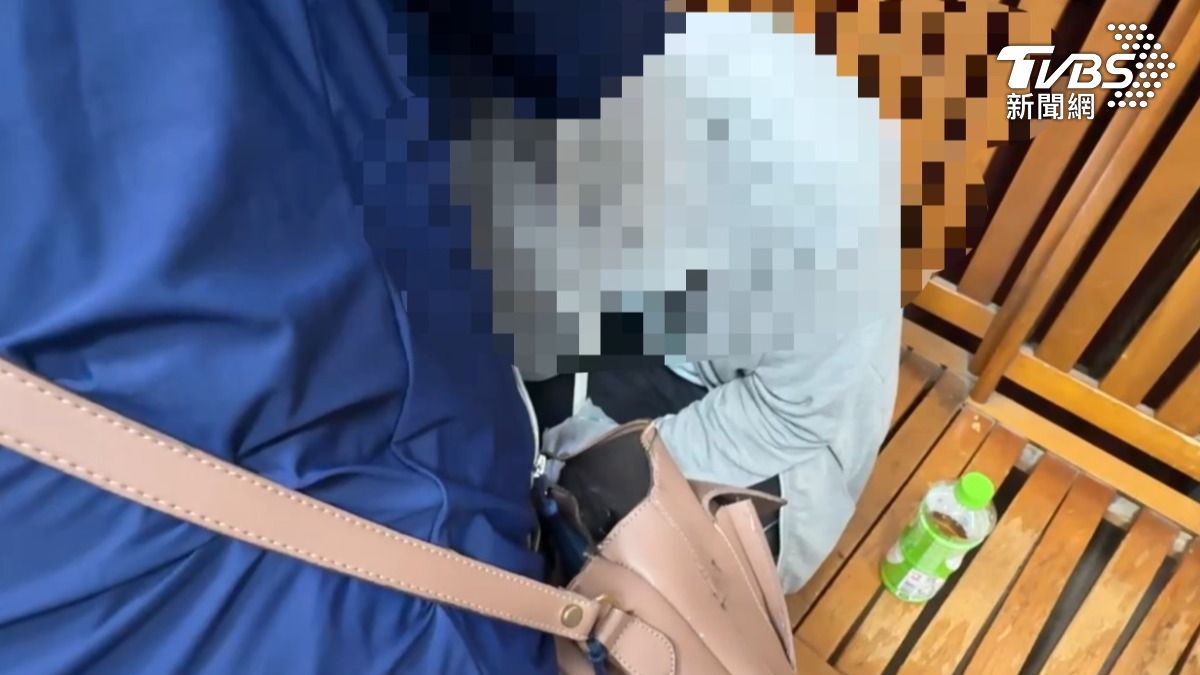 謝女母親泣不成聲喊道「我女兒很乖的，她沒有喝酒」。（圖／TVBS）