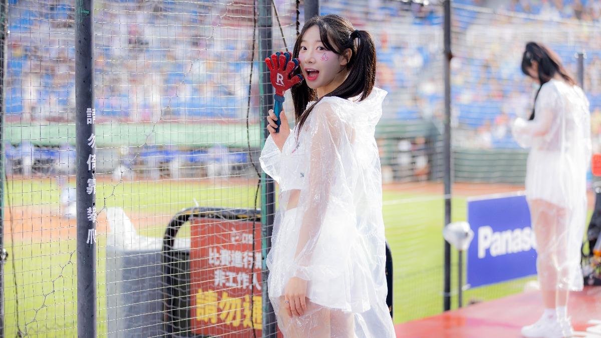 禹洙漢穿熊霓的私服。(圖/樂天桃猿提供)