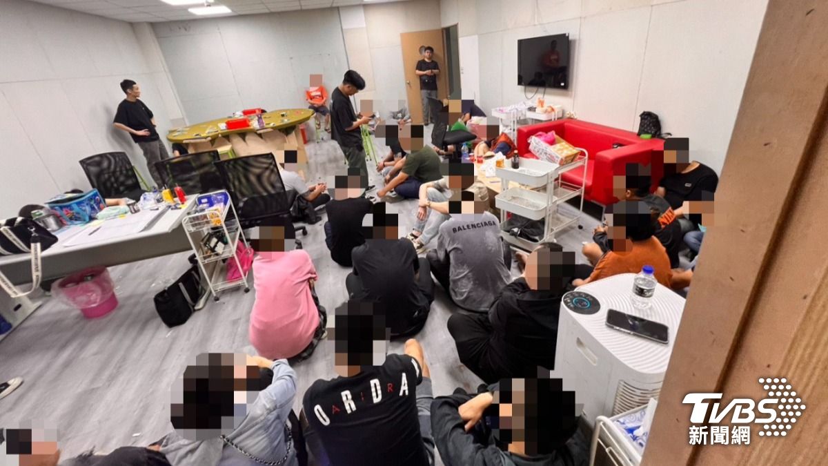 新北工廠藏天九牌賭場！警凌晨破門　48賭客狼狽落網
