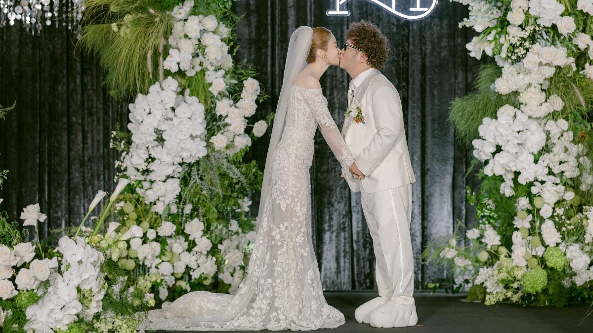 依依和納豆深情接吻。（圖／Playground Photo提供）