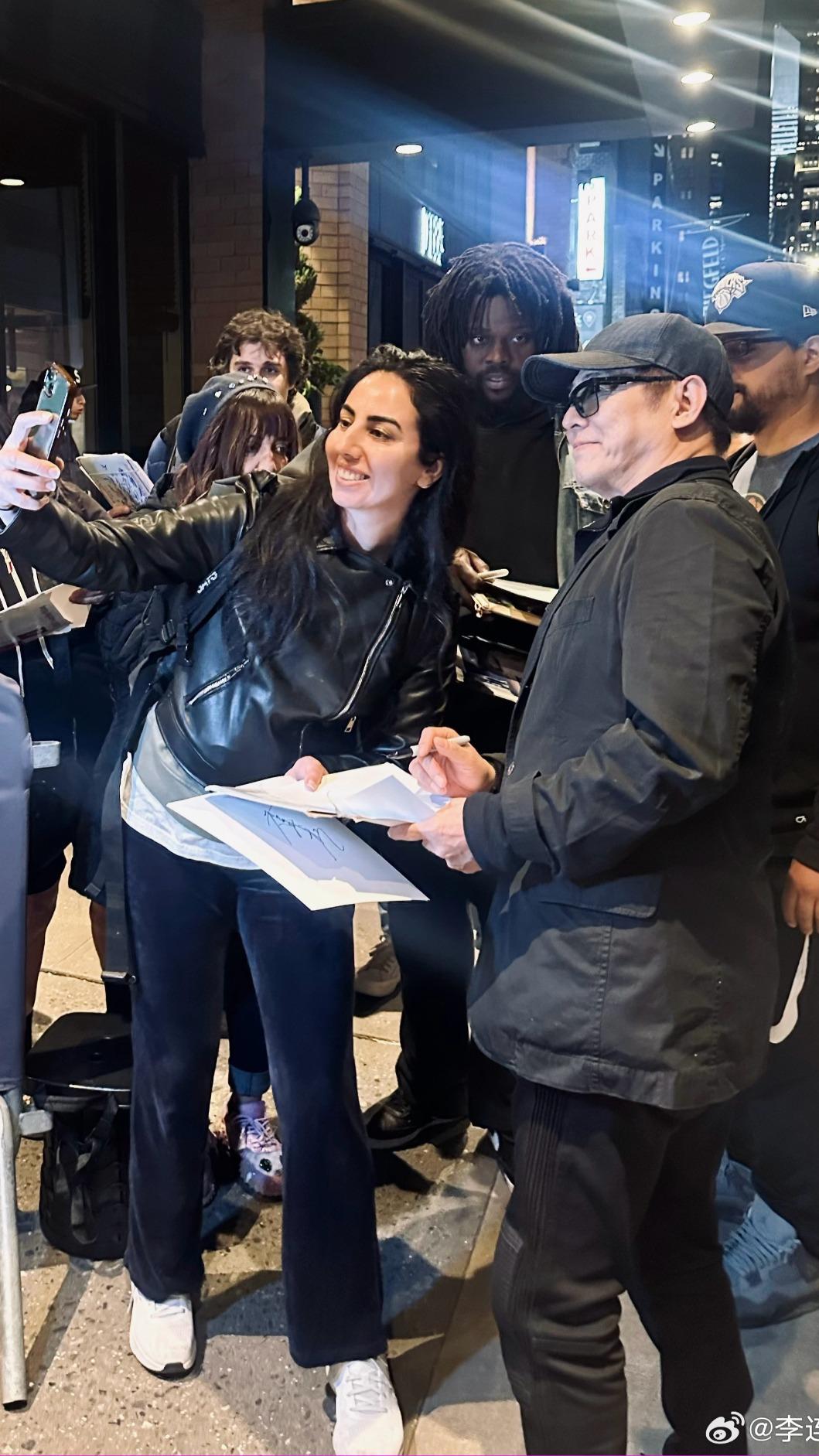 李連杰一回酒店發現一堆粉絲擠在門口等他。（圖／翻攝自李連杰微博）