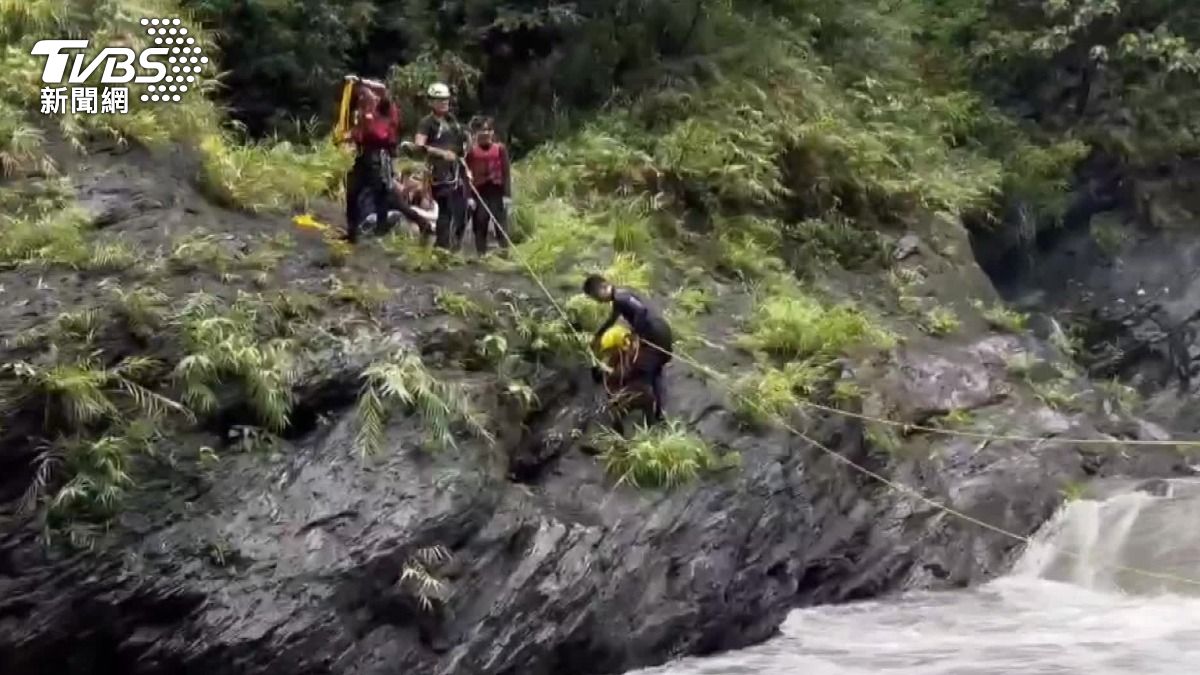 屏東霧台｢迴旋谷｣溯溪受困　警消冒險渡溪拉繩助9人脫險