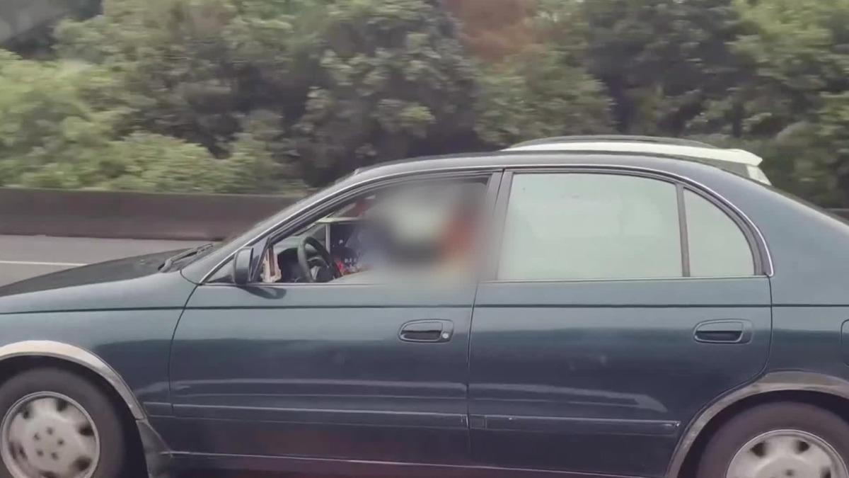 行動KTV？　國道開車「看電視」播卡拉OK