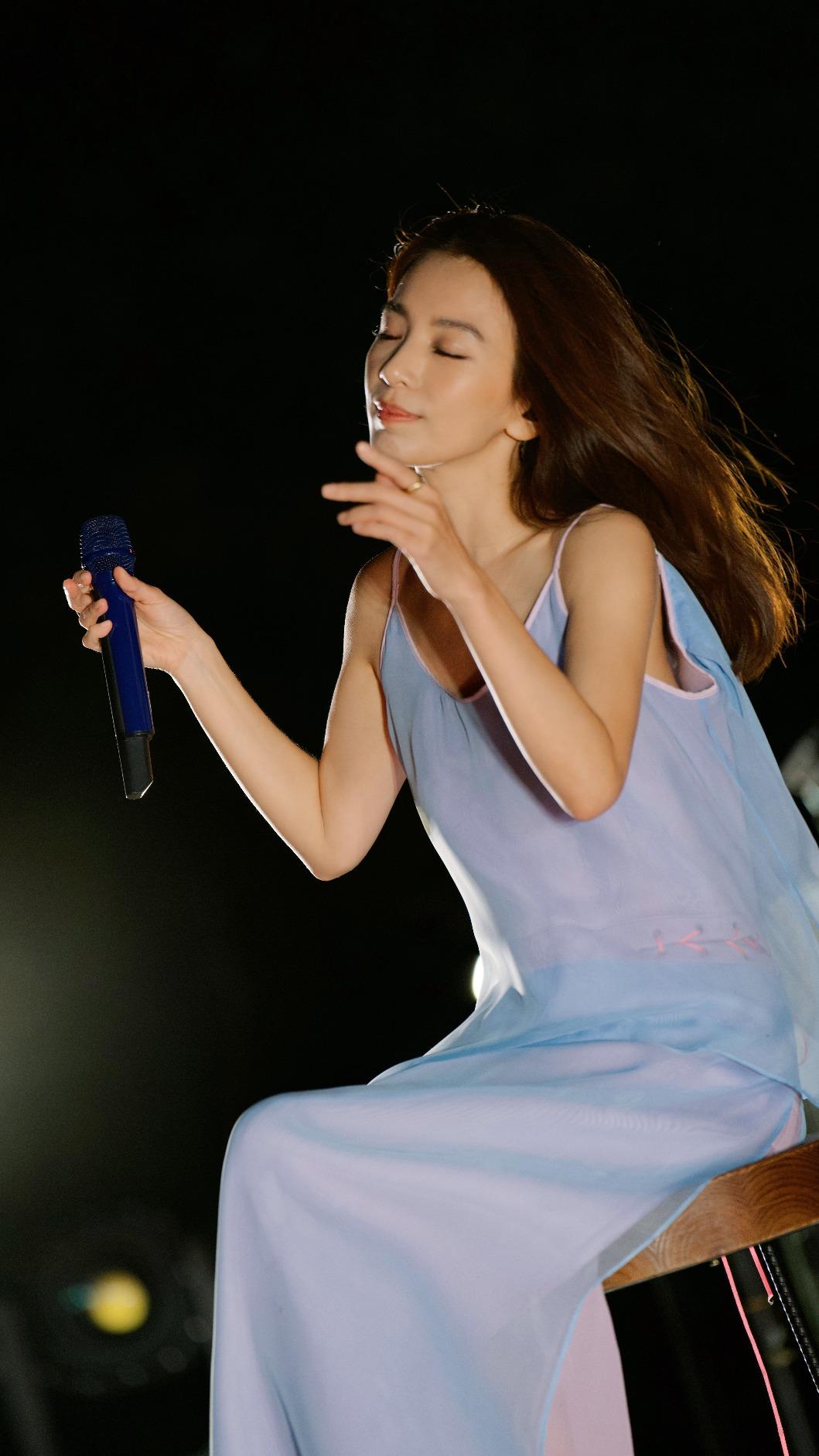 田馥甄享受在戶外開唱。(圖/何樂音樂提供)