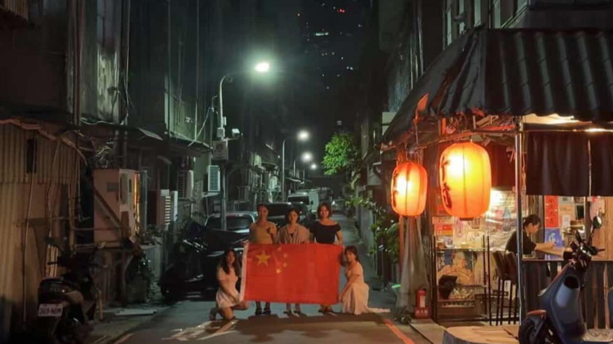 5陸生在台舉五星旗嗆「來抓」邱垂正：已註記