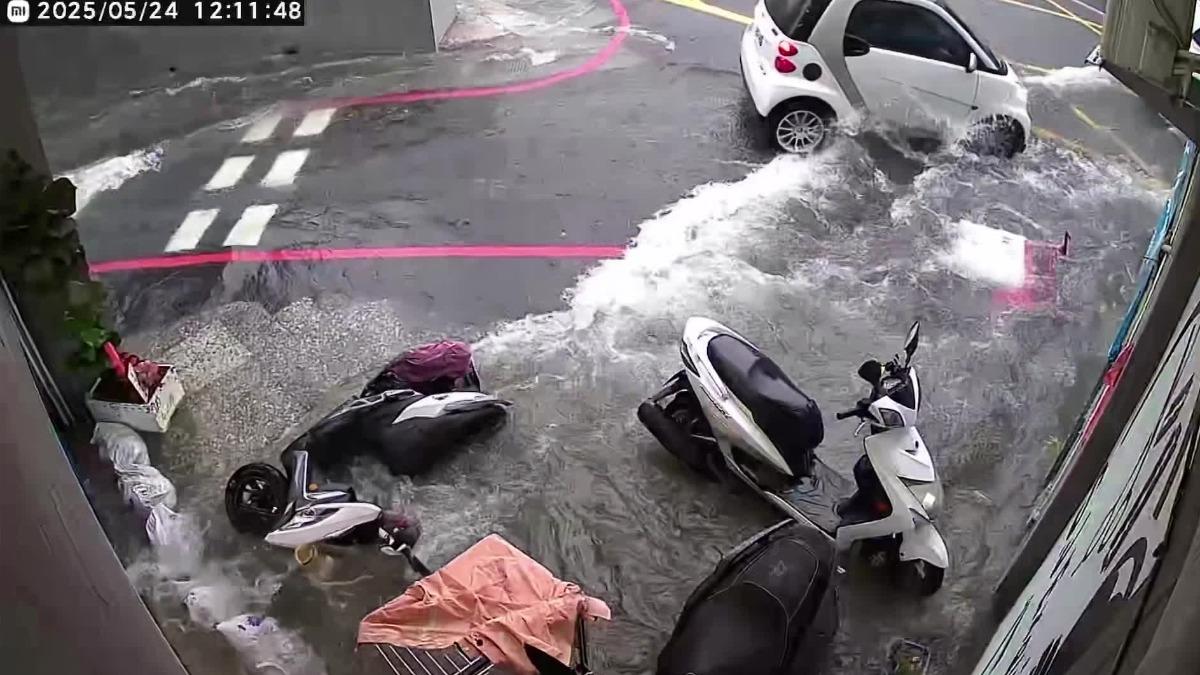 店員眼神死！路積水　車一過波浪沖進理髮店
