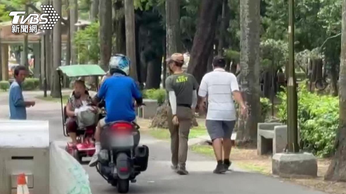 台南公園設「科技執法」！機車硬闖爭道嗆　行人：是你擋路