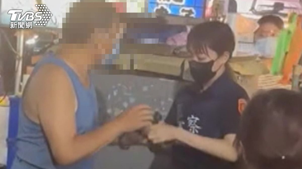 只拍腿！三和夜市偷拍男急刪照與警拉扯